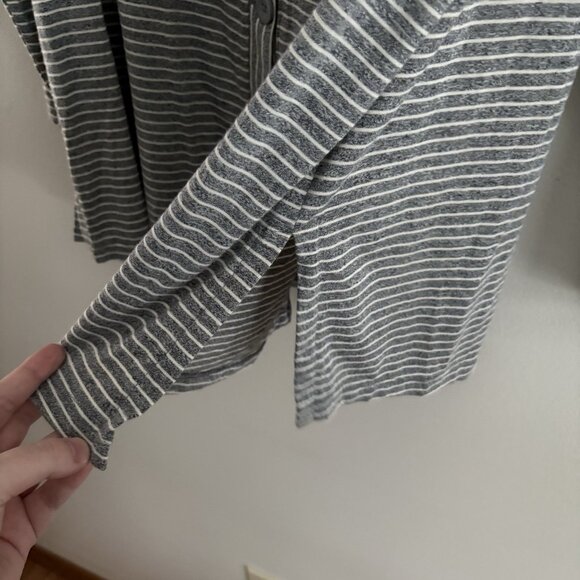 Lane Bryant Wmn Plus 18/20 Gray/White Striped Button Up Lightweight Cardigan NWT - Picture 3 of 11